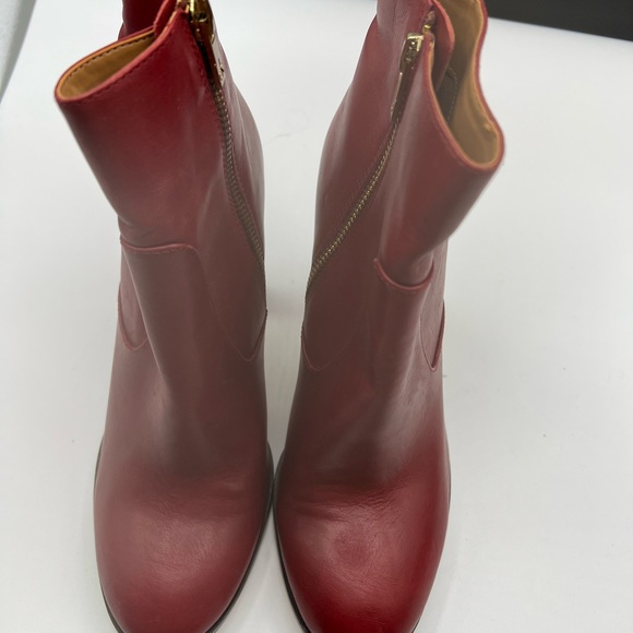 Vintage Calvin Klein Boots. Deep red with gold details..
square heel zippered - Picture 10 of 11